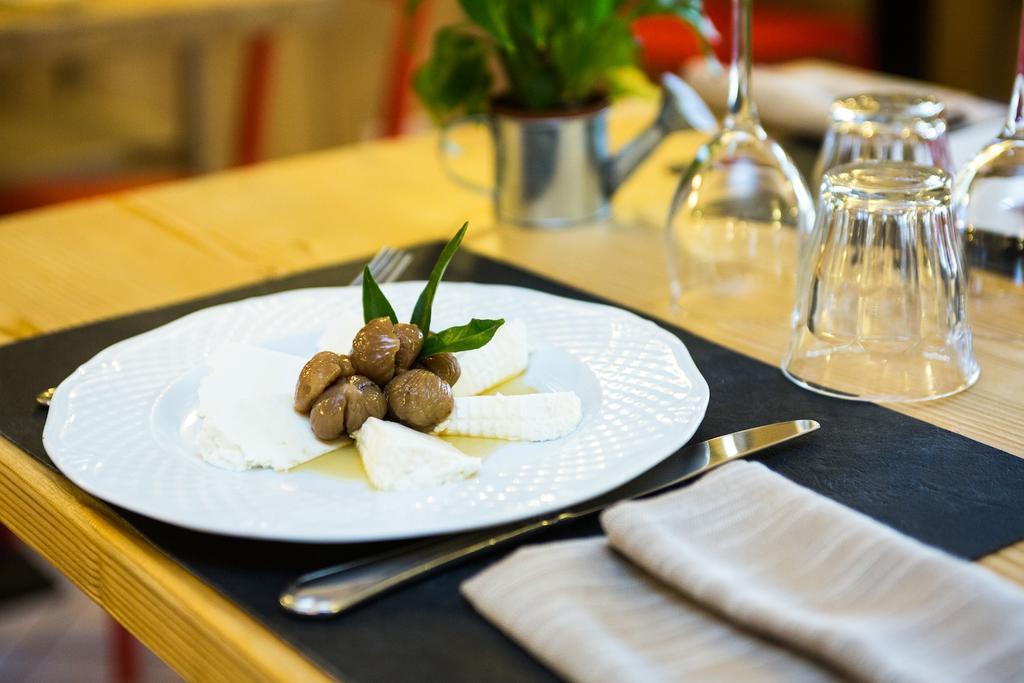 Hotel Restaurant La Barme กอนเญ ภายนอก รูปภาพ